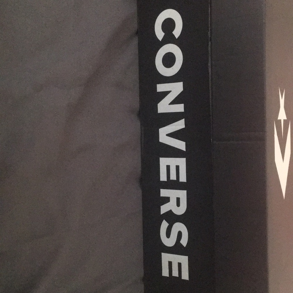 BLACK AND WHITE CONVERSE